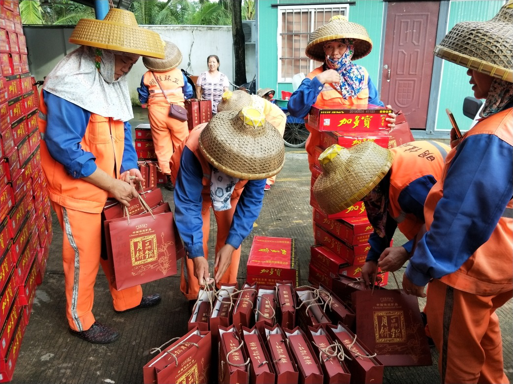 ? ?“中秋佳節(jié)、情暖職工” ? ? ? ? ?-----明佳集團(tuán)黨支部及工會組織開展中秋慰問活動